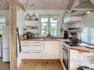 Holiday home Helsinge的厨房或小厨房