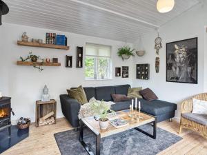 Holiday home Helsinge的休息区