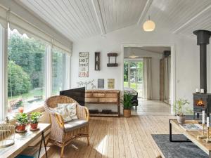 赫尔辛厄Holiday home Helsinge的客厅配有桌椅和炉灶。