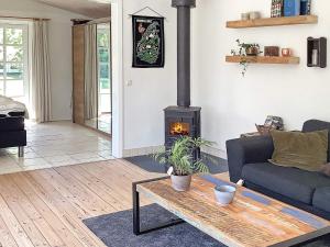 Holiday home Helsinge的休息区