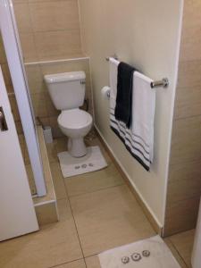 un piccolo bagno con servizi igienici e asciugamani di Serenity 905 a Durban