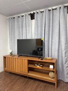 科万Apartamento en Cobán casa Azul的一台平板电视放在木制娱乐中心的顶部