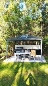 MudgeerabaにあるBathtub With a View at Cockatoo Cabinのギャラリーの写真