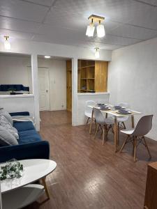 科万Apartamento en Cobán casa Azul的带沙发、桌子和椅子的客厅