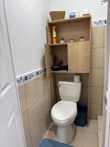 科万Apartamento en Cobán casa Azul的房间里有带厕所的小浴室 更多18张照片