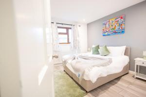 a bedroom with a bed and a painting on the wall at Hardwick House in Banbury