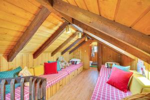 Χώρος καθιστικού στο McCall Creekside Cabin Secluded Buena Vista Gem!