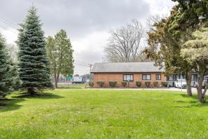 Κήπος έξω από το Comfortable Stay in Brownstown w Great Amenities
