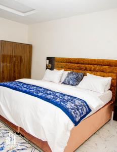 Llit o llits en una habitació de Udokanson Hotel And Suites