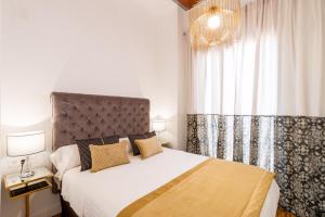A bed or beds in a room at BiBo Suites Oro del Darro
