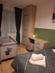 سرير أو أسرّة في غرفة في Apartman Silvija 2 Divčibare
