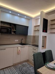 مطبخ أو مطبخ صغير في Apartman Silvija 2 Divčibare