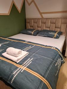 Rúm í herbergi á Apartman Silvija 2 Divčibare