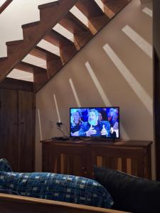 einen TV auf einem Stand in einem Wohnzimmer in der Unterkunft Casa Mirante da Serra in Cavalcante + 98 Fotos