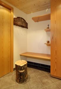 ツェルマットにあるFerienwohnung Chalet Püzjiの木製ベンチと木切り株のある部屋