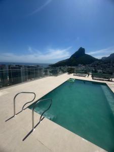 a swimming pool on the roof of a building at Leblon - Top Flat Leblon, Academia Vista Mar, Sauna e Arrumação Diária - True Rio in Rio de Janeiro