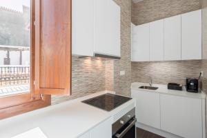 A kitchen or kitchenette at BiBo Suites Oro del Darro