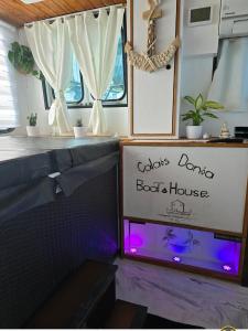 una pecera en una habitación con una casa flotante en Calaidonia boat house, en Calais