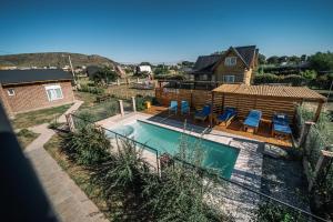 ein Haus mit Swimmingpool und ein Haus in der Unterkunft Complejo Ohana in Sierra de la Ventana