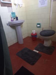 ein Badezimmer mit Waschbecken und Toilette in der Unterkunft Casa Familiar Da Nise in São Gabriel