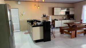 バヘイリーニャスにあるCasa Castro BHSのキッチン、ダイニングルーム(テーブル、カウンター付)