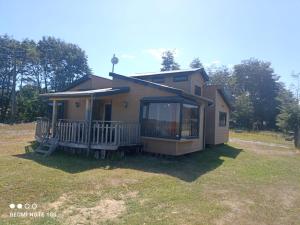 a small house with a porch and a balcony at Cabaña Familiar Mirador De La Chacra 1-7 personas in Castro