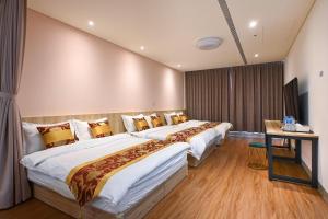 A bed or beds in a room at Daisy's Hsiang Hola