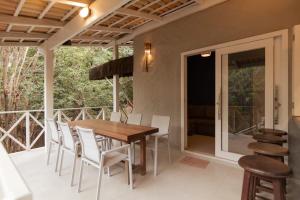 Un comedor con mesa y sillas en un patio. en primeira vista pipa, en Pipa
