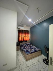 a bedroom with a bed in a room with a window at Luxury 2 in Avédji +10 photos