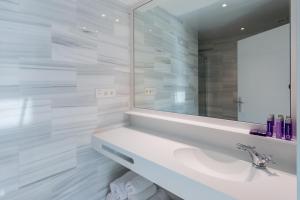 A bathroom at BiBo Suites Oro del Darro