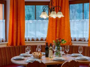 un tavolo con bottiglie di vino e bicchieri di Chalet Vorderjausern a Saalbach Hinterglemm