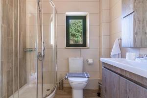 Kúpeľňa v ubytovaní Vina's Stone House + 27 fotografií