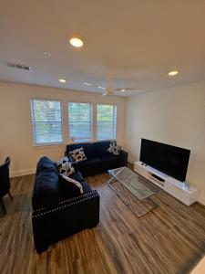 ein Wohnzimmer mit Sofa und Flachbildfernseher in der Unterkunft lavish apartment downtown in Houston