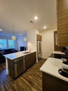 eine Küche mit Spüle und Arbeitsplatte in der Unterkunft lavish apartment downtown in Houston