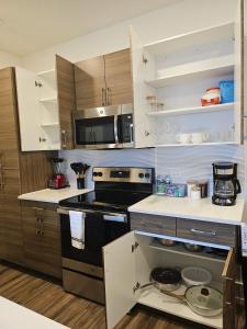eine Küche mit Herd und Mikrowelle in der Unterkunft lavish apartment downtown in Houston + 12 Fotos