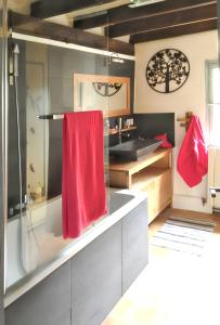 Kuchyň nebo kuchyňský kout v ubytování Maison charmante à Saint-Julien-de-la-Nef avec piscine partagée