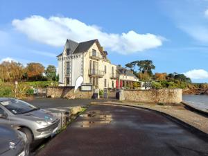 a house with a car parked in front of it at Appartement charmant avec vue sur la mer - Saint-Pol-de-Léon, 60m² in Saint-Pol-de-Léon