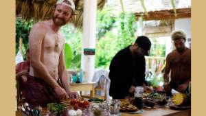 Makanan di atau berdekatan rumah tamu ini