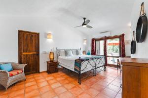 Katil atau katil-katil dalam bilik di Private 4-Story Oceanside Luxury Vacation Home with 5-Star Personal Concierge