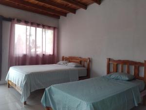 Rúm í herbergi á Oceans Hostal +27 myndir