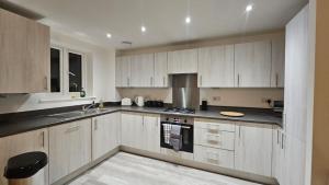 Η κουζίνα ή μικρή κουζίνα στο Luxe 2 Bed Apartment +23 φωτογραφίες