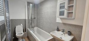 Ένα μπάνιο στο Luxe 2 Bed Apartment