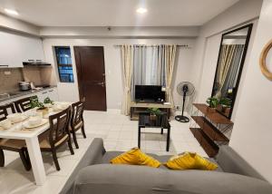 Χώρος καθιστικού στο 2 br City and Mountain View 1016