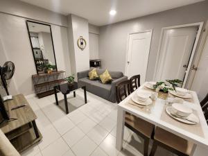 Χώρος καθιστικού στο 2 br City and Mountain View 1016