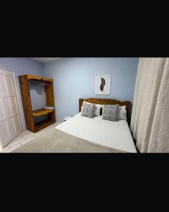 a bedroom with a white bed and a mirror at Canto Feliz in Prado