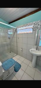 a bathroom with a shower and a toilet and a sink at Canto Feliz in Prado