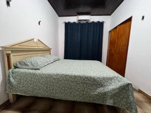 une chambre avec un lit et un rideau bleu dans l'établissement Casa Relaxante, à Salinópolis 66 autres photos