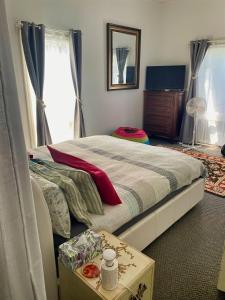 Ένα ή περισσότερα κρεβάτια σε δωμάτιο στο Victorian Ground FL Apartment, Pool, Sauna & BBall