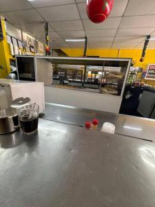 Dapur atau dapur kecil di Escritorio Com varanda