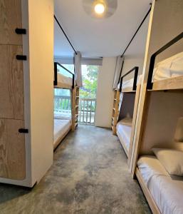Postel nebo postele na pokoji v ubytování HOM Hostel Boutique
